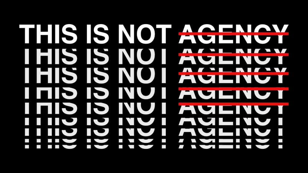 texto repetido con palabra tachada sobre fondo negro