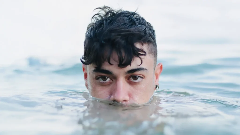 rostro asomando entre el agua
