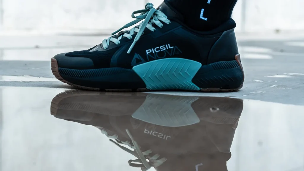 zapatillas deportivas sobre superficie mojada